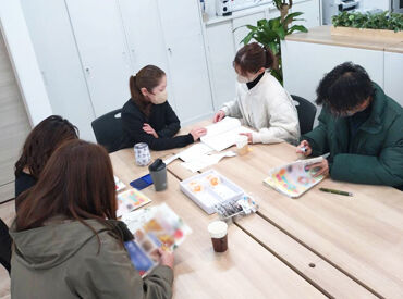 20代～60代のスタッフが多数活躍中！
未経験でも安心して始められる、気さくな雰囲気の職場♪