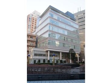 開放的で明るいデザインの自社ビルはアクセスもGood！快適なオフィス環境で働けます◎