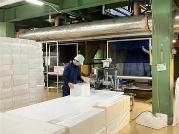 作業場所にはスポットクーラーと冷蔵庫を完備しています！
好きな時に水分補給できるから夏も安心♪