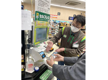 多くの店舗セルフレジ導入♪
スタッフが操作するレジも
とっても簡単です◎
未経験でもすぐに覚えられますよ！