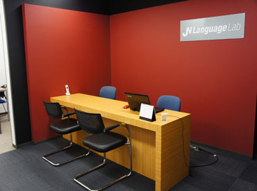 キレイで清潔感のあるスクール♪
新宿駅から徒歩3分とアクセス抜群！
仕事終わりに講師の方々とお買い物・ご飯に行ったりも☆