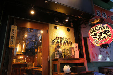 備長炭やきとり SASAYA心斎橋本店 ★★オープンキッチン★★
17名様までご利用可能なこじんまりとした店内！
お客さんとの距離も近く会話も楽しい♪