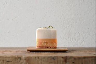 ショーケースに並ぶスイーツはどれも宝石のよう。
ここに並ぶスイーツを私たちと一緒に作りませんか？
