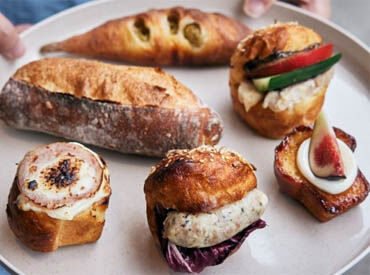 I’m donut？・dacō　横浜ティンバーワーフ　2025年10月ニューオープン 《ドーナツ・パンの製造staff》
丁寧な研修＆フォローがあるので、
全くの未経験でも安心してチャレンジできます♪