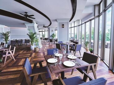 ★元町・中華街駅より徒歩1分★
自然光溢れるガラス張りの店内からは
横浜の景色が一望できます♪