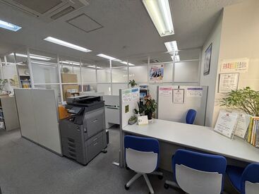 週1日2ｈ~なので、Wワークにもおすすめ!
教師経験はあるけど、ブランクがある…なんて方も大歓迎!
清潔感のある綺麗な教室です◎