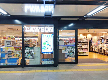 ローソンHA　阪神梅田東店【29】 制服はトップスだけ！上からサッと着るだけなので、
出勤したら即準備OK！
ほぼ私服の状態で働けちゃいます♪