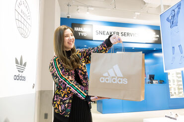 アディダス ファクトリーアウトレット 長島（アルバイト） ＼学生やフリーターも活躍中／
週2日～勤務OK！自分らしく働ける♪
adidasの人気商品をお得に購入も可◎