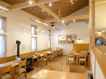 勤務時間は10～20時の間のシフト制◎
飲食店の中でも比較的終了が早く働きやすい♪
お休みの希望も相談OKです！