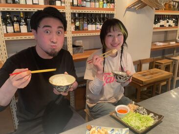 琉球チャイニーズ TAMA ＼絶品賄いあります！（大盛OK！）／
お写真の2人はスタッフ同士♪
こんなにフランクなバイト先はTAMAだけ！