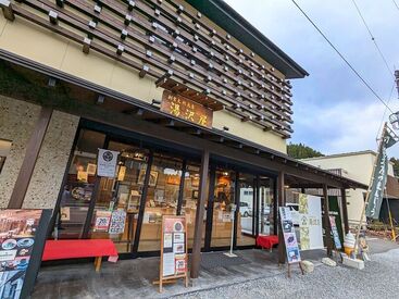創業文化元年湯沢屋　鉢石カフェ 本店の建替えを機に店舗の奥にあった
明治・大正期の蔵を2棟をリノベーションして
「鉢石カフェ」をオープンしました！