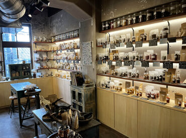 オシャレの規制一切ナシ★
あなたなりの髪色や髪型、ネイルなどOK♪
個性を活かしながら、楽しく働けるお店です!