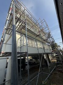 家を囲むジャングルジム⁉
そう、これが【足場】です!
作業員の命を守る、工事で一番大事な役目です◎