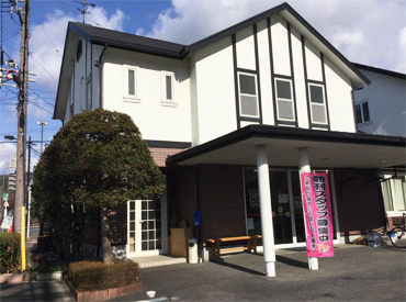 中野新聞舗 折込チラシを新聞に挟んだり、
コンビニなど配達先へ車で新聞を持っていく♪
"短期"のお仕事として、チャレンジしてみませんか？