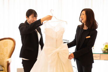 Dress atelier ABETO 新郎新婦様に寄り添いながら、
一生に一度の特別なお衣裳をご提案します♪
小物などもセレクトいたします◎
