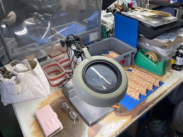 株式会社日本フラックス  座ってできる超簡単作業♪
3~5cmの小さな部品を拡大鏡でチェックするダケ！
高校生~60代まで活躍できる環境◎
1日4時間~でOK☆