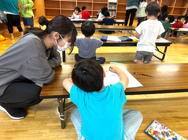 ＼子ども好きは必見！／
笑顔溢れる職場で楽しく働けます！
成長をすぐそばで見守ることができますよ♪