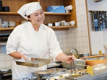 まきの 難波千日前店［110983］ 「都度揚げ」を採用し、お客さまに揚げたてサクサクの天ぷらを楽しんで頂いています。