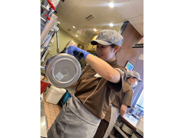 《幅広い年齢層のスタッフ活躍中！》
主婦(夫)さん、フリーターさん歓迎♪
頑張り次第で将来は正社員も目指せる環境です…★