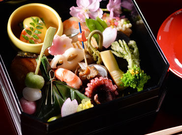 ≪20～60代のスタッフ活躍中≫
落ち着いた雰囲気の懐石料理店です！
みんなで助け合いながらシフトを組んでいます★"