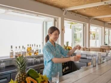 株式会社プレンティー（勤務地：北谷町美浜） 知識がなくてもOK！
「未経験だけどカクテル作ってみたい！」　
「接客スキルを活かしたい！」
⇒挑戦するキモチを応援します◎