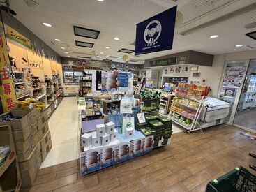 ネクスコ東日本リテイル嵐山店（上り） ＼シンプルなお仕事！／
レジでの販売や商品のお渡しなど…
マニュアル通りに対応するだけ♪