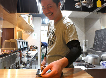 お任せするのはカウンターにいる
店長の補佐的な業務です◎
(基本的には普通のホール！)
絶品まかないが無料で食べられる…♪