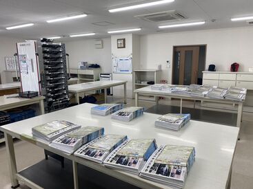 中日新聞 岩倉専売店 チラシを仕分ける作業です！
シニアまでの幅広い世代が活躍中◎