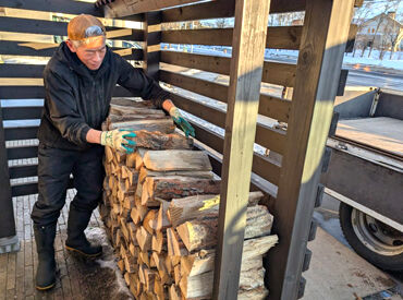 株式会社北海道リンクアップ　薪製造作業場 薪ストーブ使用中の既存のお客様宅へ薪のお届け◎
機械を使用しての薪のカットなどをお任せします！