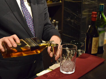 ドリンクを提供したり、混ぜたり、サポート業務をお任せします。
細やかな接客スキルが身につきますよ◎