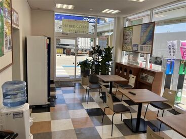 ［アットホームで楽しい職場◎］
立地の関係で常連のお客様多め！スグに慣れます☆
気さくな仲間たちがお待ちしていますよ♪
