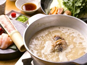 博多もつ鍋 幸 とりもつえん　JPタワーKITTE丸の内店[1202] はじめは元気に
「いらっしゃいませ！」が言えればOK。
たくさんの仲間と一緒に協力しながら
ニコニコ笑顔でお仕事しましょう！