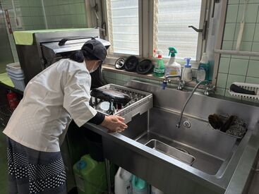 札陽建設工業株式会社(勤務地:当社受託先社員寮) メインで調理をするスタッフさんはおります！
2~3名のスタッフで協力しながら、盛り付け・片付け・清掃作業を進めていきます！