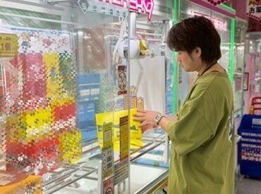 スタッフの9割以上が未経験スタート◎
丁寧な研修もあります！
まずは、写真のような景品設置＆補充からスタート♪
