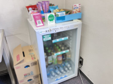 ドリンク・お菓子を社内販売中！
休憩時間にほっと一息♪
二次元バーコードにて購入可能です！