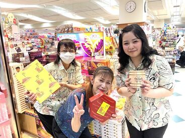 南豊商事空港売店 沖縄定番のお菓子やお土産品がずらり！
毎日色んなお客さまとの出会いがありますよ◎