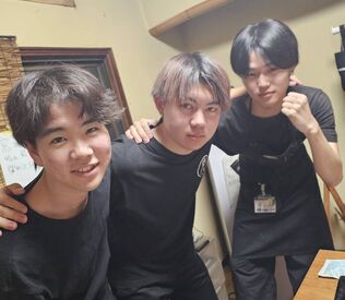 松山炭火焼鳥 鶏じ～keiji～ ＼学生・フリーターさん歓迎★／
安定収入も お小遣い稼ぎも叶う♪
«注目»
学校とは別で、
バイト友達も作れる環境◎!!