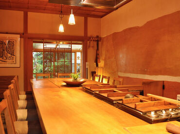 木の温かみを感じる和風な店内♪
おでん種はなんと50種類！

「美味しいね」「温まるね」
そんなお客様の笑顔が集まるお店です★