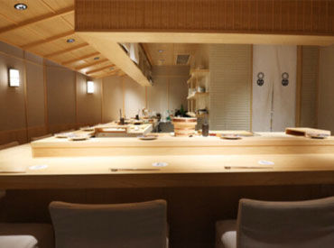 築地青空三代目 博多　キャナルシティ博多店 ≪キャナルシティ博多≫ 
地下鉄「櫛田神社前駅」から直結◎
雨でも濡れずに通勤出来ます！