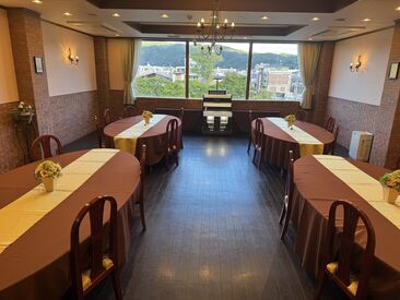 鴨川が一望できる解放感があり、
落ち着いた雰囲気で働ける♪