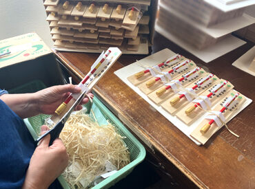 有限会社 破魔矢奉製所 こちらは紐を結ぶ作業です。
破魔矢の種類によって作業が異なりますが、
まずは簡単な作業からお任せします！
