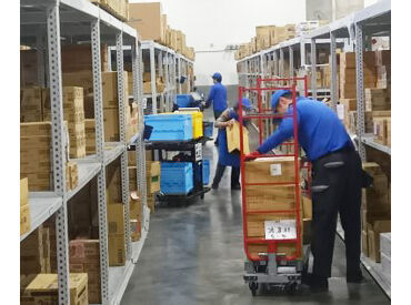 ヒカリ産業株式会社　北大阪物流センター【002】 性別問わず10～50代スタッフが活躍中！
未経験歓迎◎高校生からOK
従業員が利用できる社員食堂があるのもうれしいポイント◎