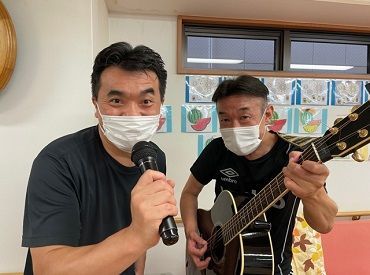右が施設長です♪
楽しい雰囲気のデイサービスで、
スタッフも利用者も和気あいあい☆