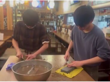 キッチン補助の募集でございます。
慣れるまでは先輩スタッフが丁寧に教えてくれます◎