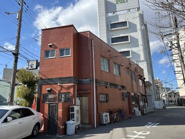 事務所はこの建物の2階です！
面接時はこの建物までお越しください!(^^)!
場所などが分からなければお気軽にお電話ください！
