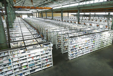 ネットオフ株式会社　第一商品センター *★服装・髪型・髪色"超"自由★*
ネイル・ピアスもOKで、気にせずおしゃれが楽しめる♪
職場の男女比は2:8！