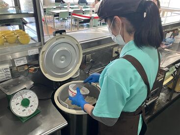 神戸高専生協食堂 「手荒れが心配…」⇒ご安心ください！
お皿洗いは食洗機にお任せ！ゴム手袋もご用意しているので安心♪