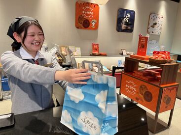 接客・販売未経験の方も
先輩スタッフが丁寧にサポートするので
安心して「おたべデビュー」してくださいね♪