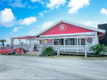 R cafe Resort カフェ内は屋根付き！
ハワイアンカフェならではの
ロコモコ丼やハンバーガーが
まかないで食べられます！