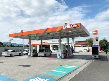 立花サービスステーション 未経験スタートのスタッフ多数活躍★
給油や洗車など…難しそうで実は簡単♪
慣れるまで丁寧にサポートします◎